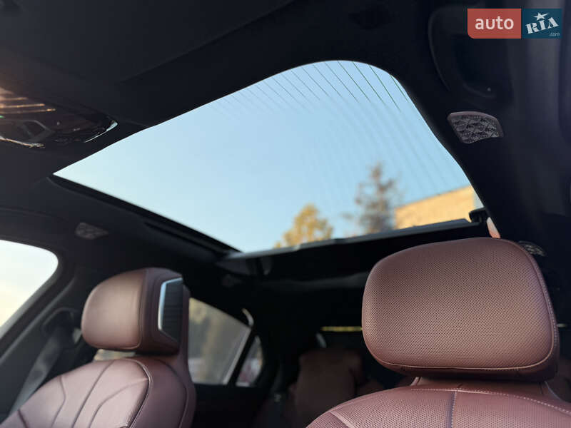 Седан BMW i7 2022 в Львове
