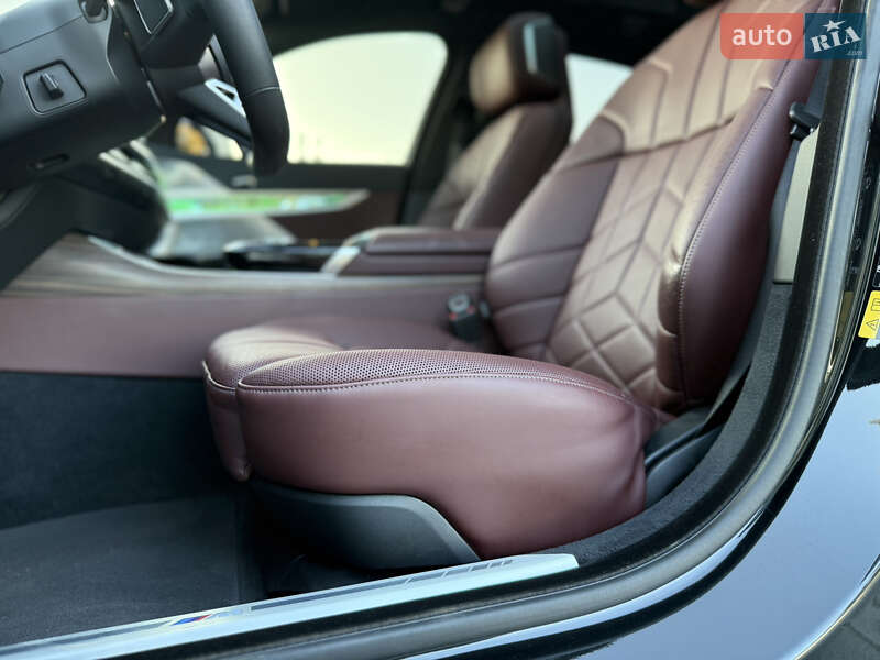 Седан BMW i7 2022 в Львове