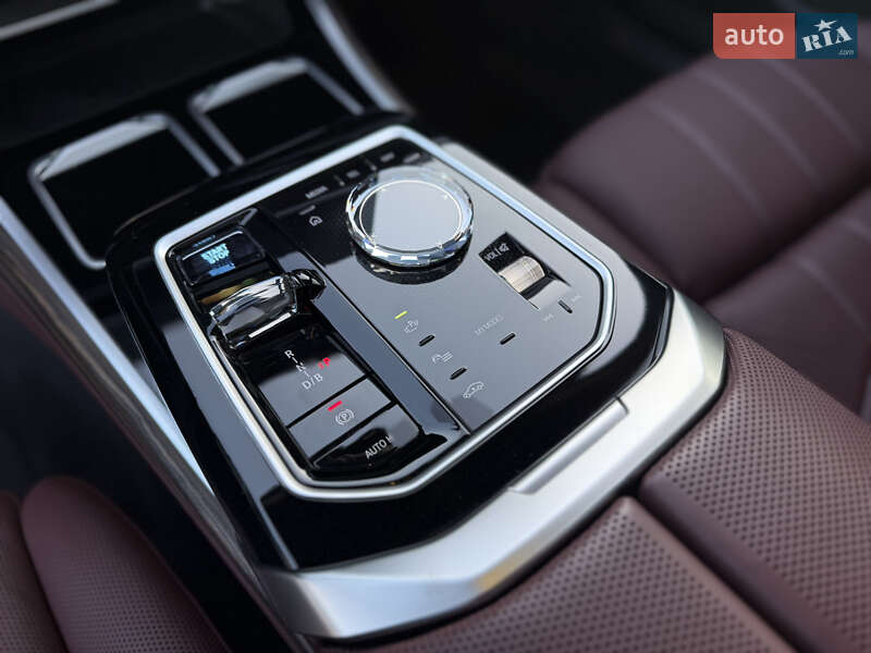 Седан BMW i7 2022 в Львове