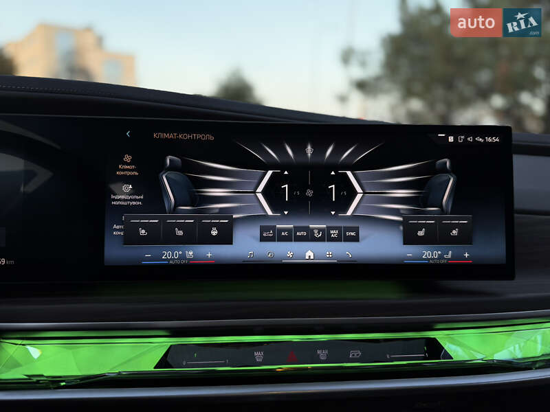 Седан BMW i7 2022 в Львове