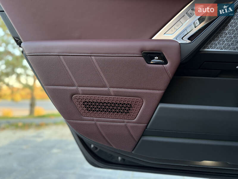 Седан BMW i7 2022 в Львове