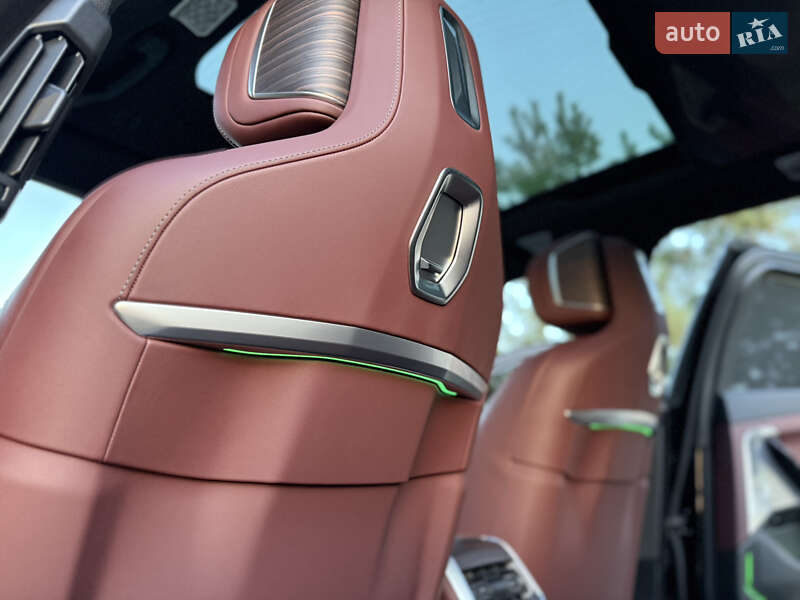 Седан BMW i7 2022 в Львове