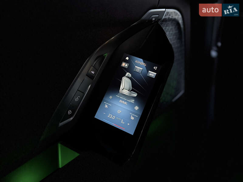 Седан BMW i7 2022 в Львове