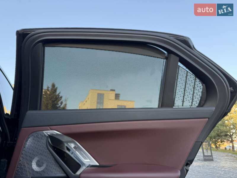 Седан BMW i7 2022 в Львове