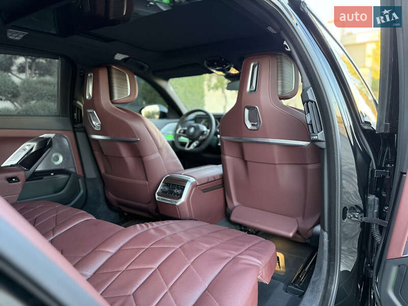 Седан BMW i7 2022 в Львове