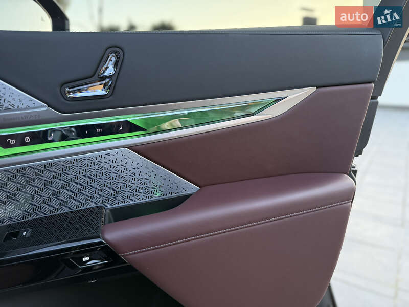 Седан BMW i7 2022 в Львове