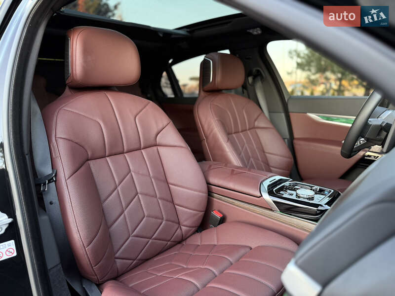 Седан BMW i7 2022 в Львове