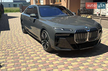 Седан BMW i7 2023 в Виноградове