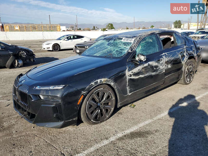 Седан BMW i7 2023 в Киеве