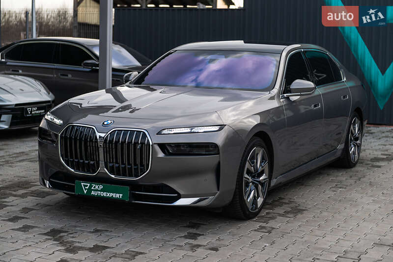 Седан BMW i7 2022 в Мукачево