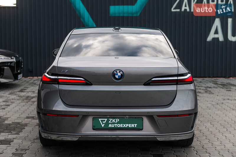 Седан BMW i7 2022 в Мукачево