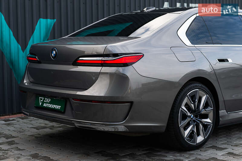 Седан BMW i7 2022 в Мукачево