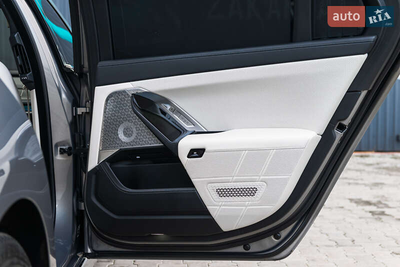 Седан BMW i7 2022 в Мукачево