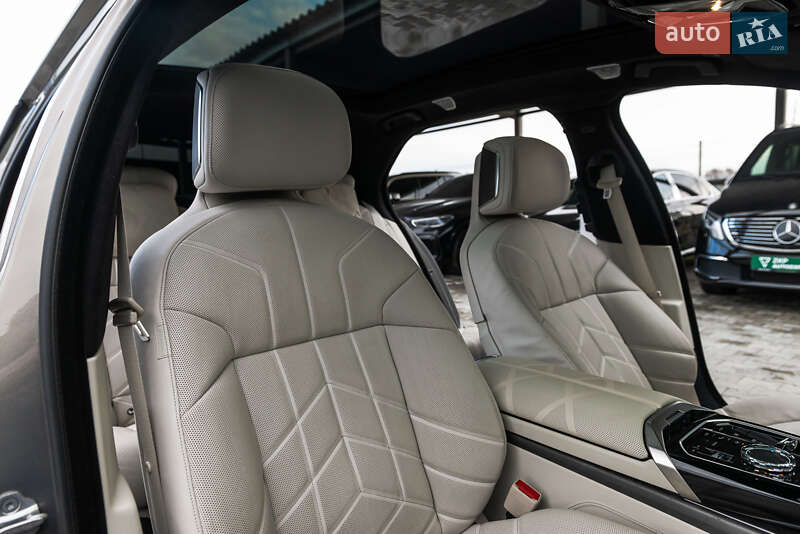 Седан BMW i7 2022 в Мукачево