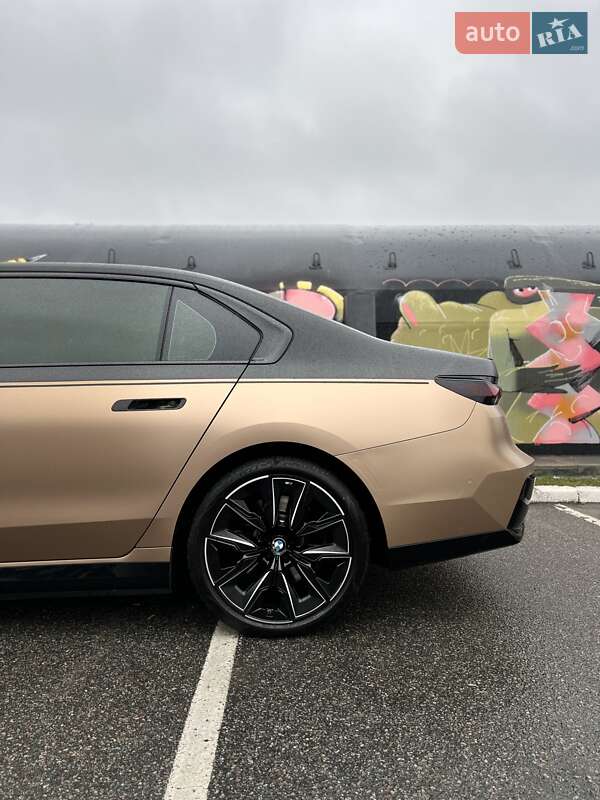 Седан BMW i7 2023 в Києві