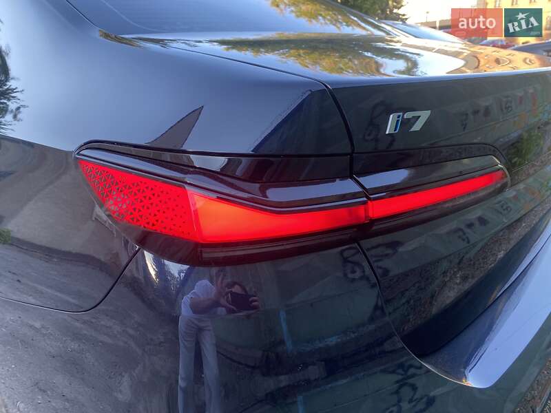 Седан BMW i7 2023 в Львові