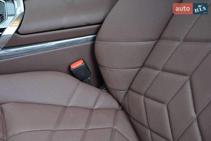 Седан BMW i7 2025 в Києві