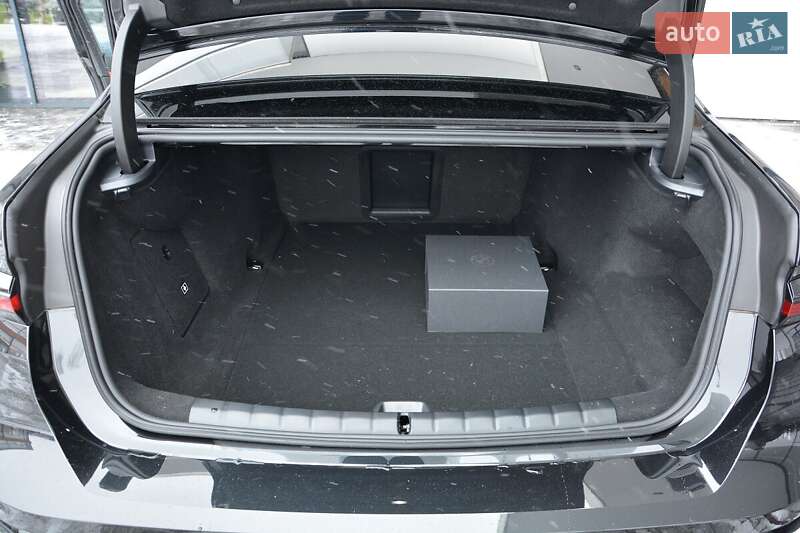 Седан BMW i7 2025 в Киеве