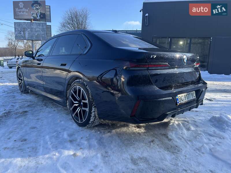 Седан BMW i7 2023 в Львові