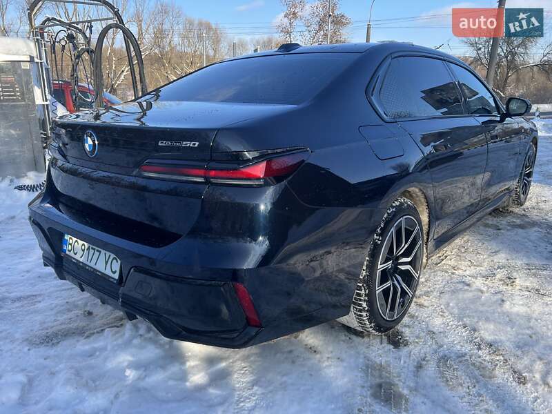 Седан BMW i7 2023 в Львові