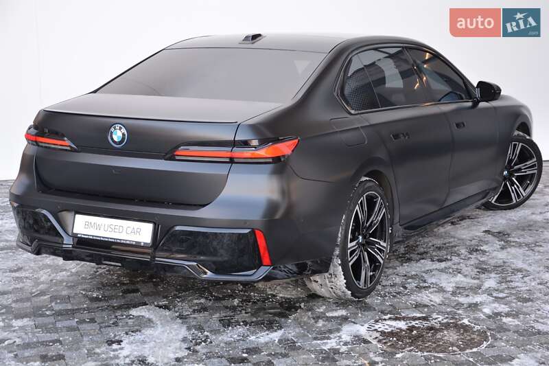 Седан BMW i7 2022 в Киеве