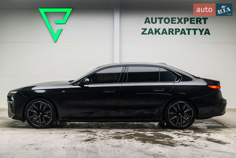 Седан BMW i7 2023 в Мукачево