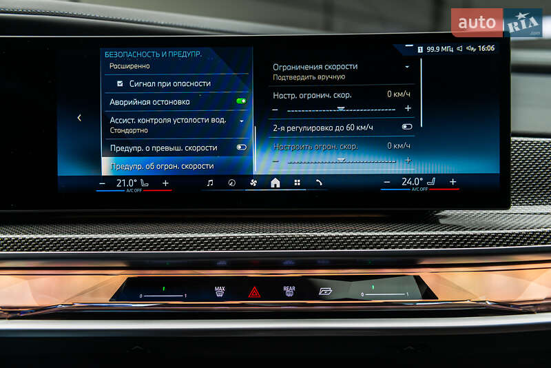 Седан BMW i7 2023 в Мукачево