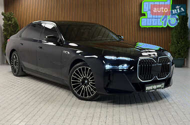 Седан BMW i7 2024 в Киеве