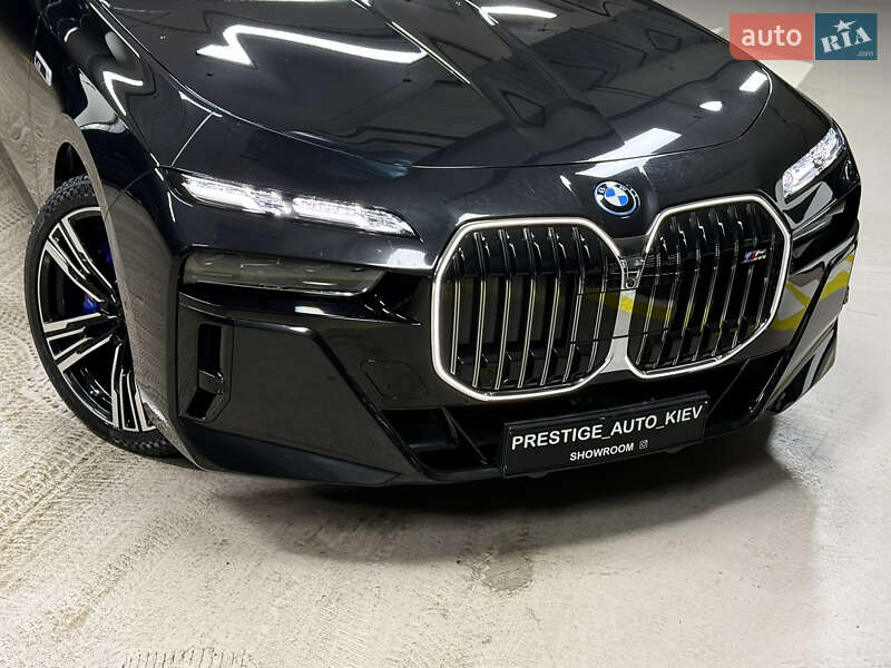 Седан BMW i7 2023 в Киеве