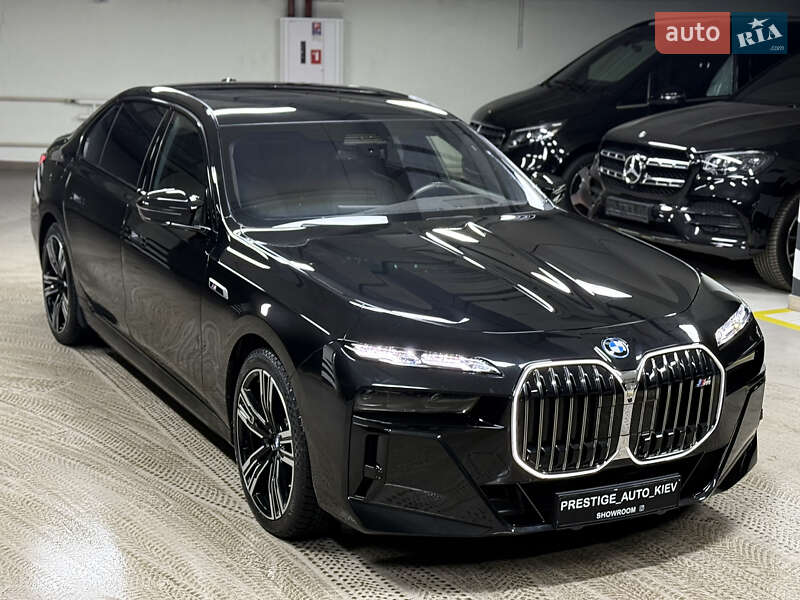 Седан BMW i7 2023 в Киеве