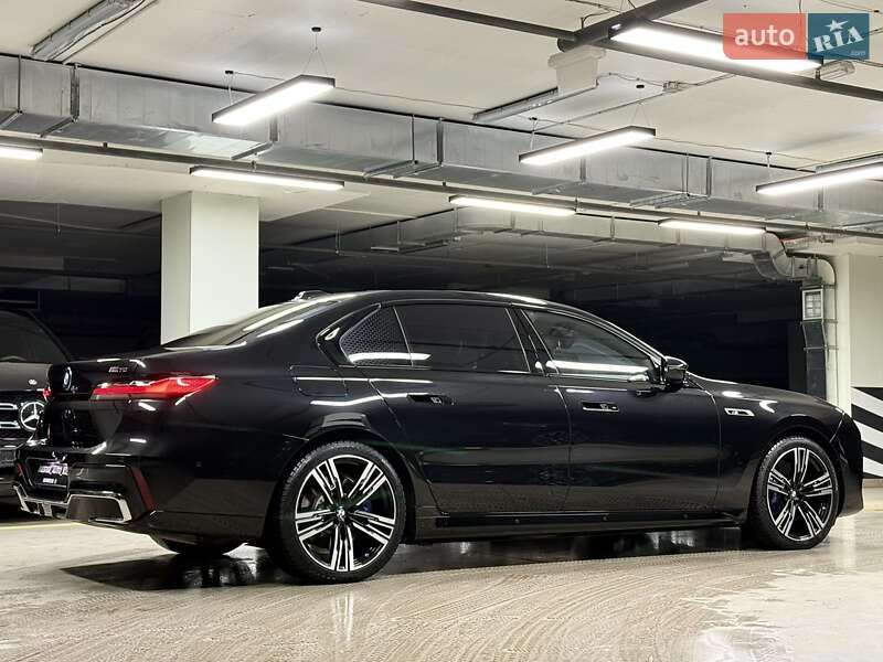Седан BMW i7 2023 в Киеве