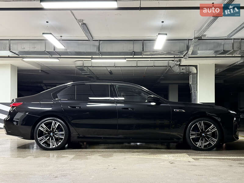 Седан BMW i7 2023 в Киеве