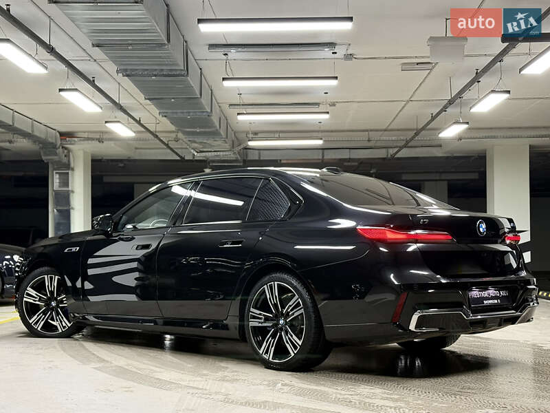 Седан BMW i7 2023 в Киеве