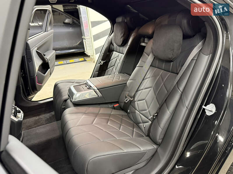 Седан BMW i7 2023 в Киеве