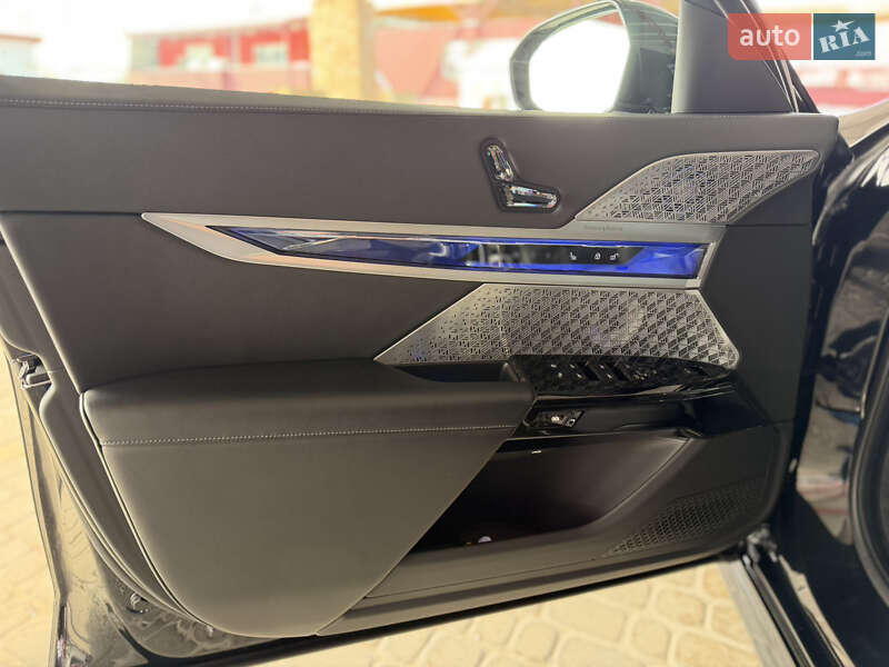 Седан BMW i7 2023 в Львові