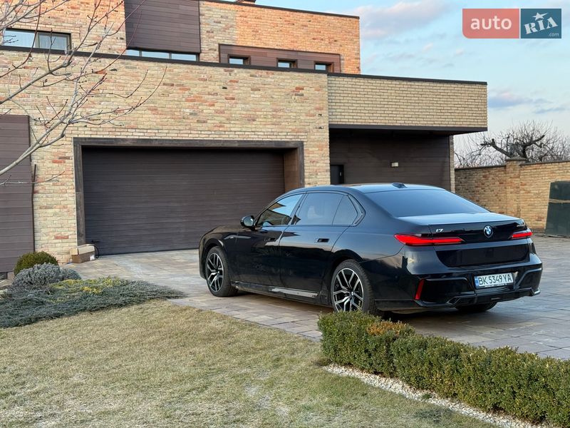 Седан BMW i7 2023 в Ровно