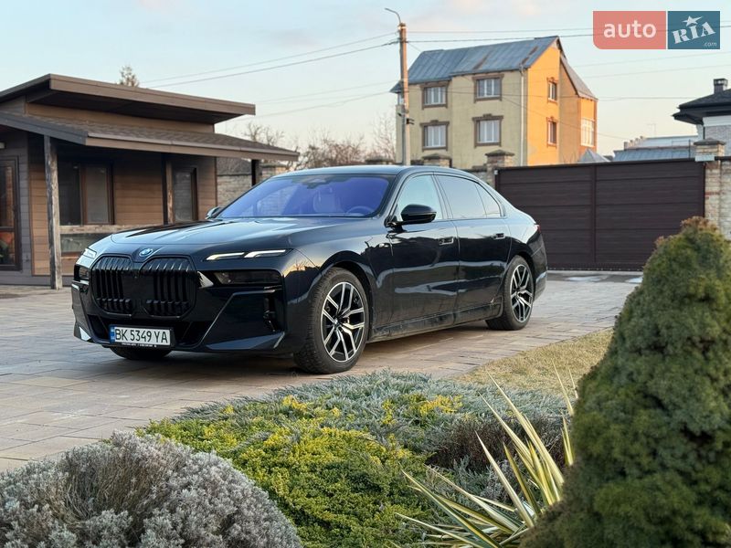 Седан BMW i7 2023 в Ровно