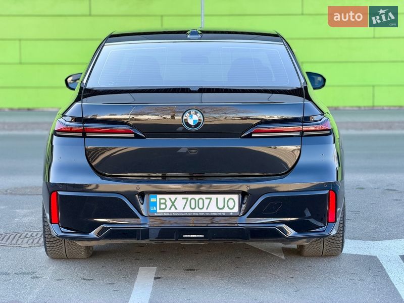Седан BMW i7 2024 в Киеве