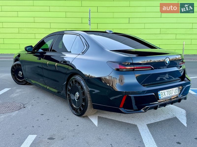 Седан BMW i7 2024 в Киеве