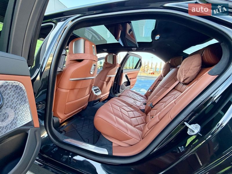 Седан BMW i7 2024 в Киеве