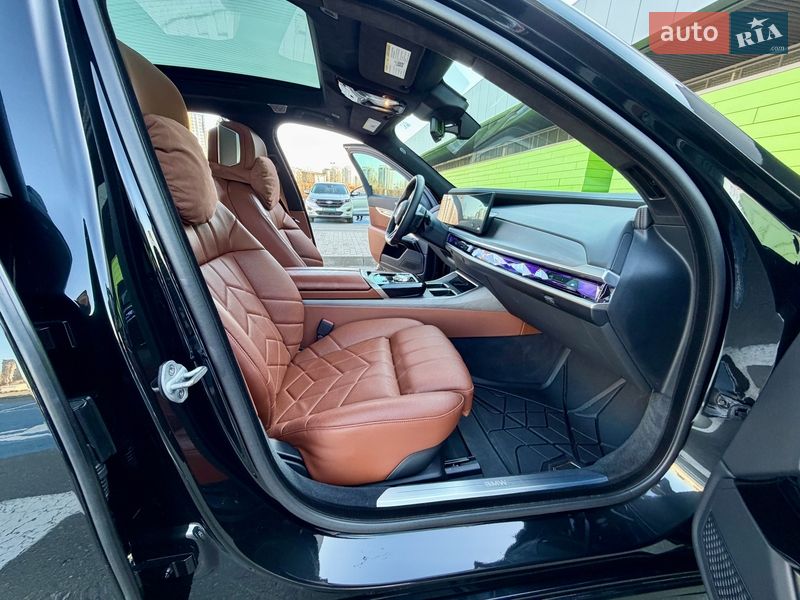 Седан BMW i7 2024 в Киеве