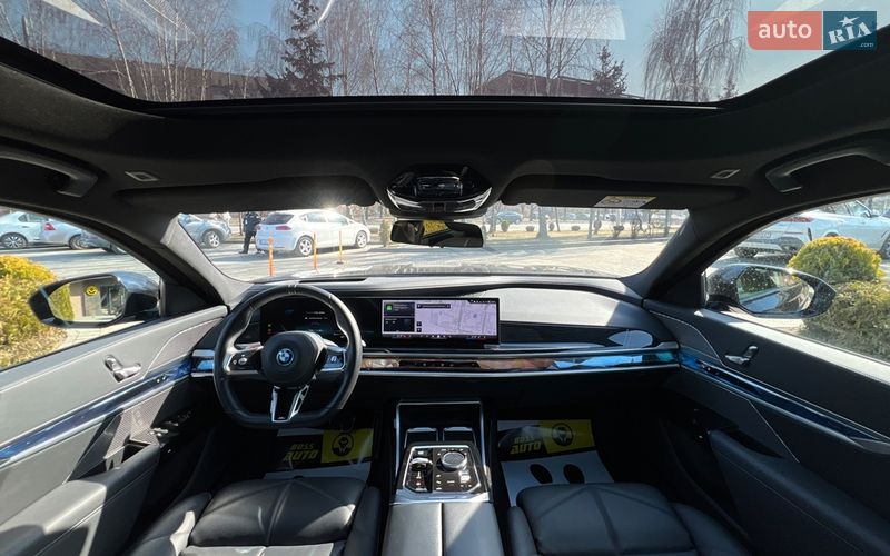 Седан BMW i7 2023 в Львове