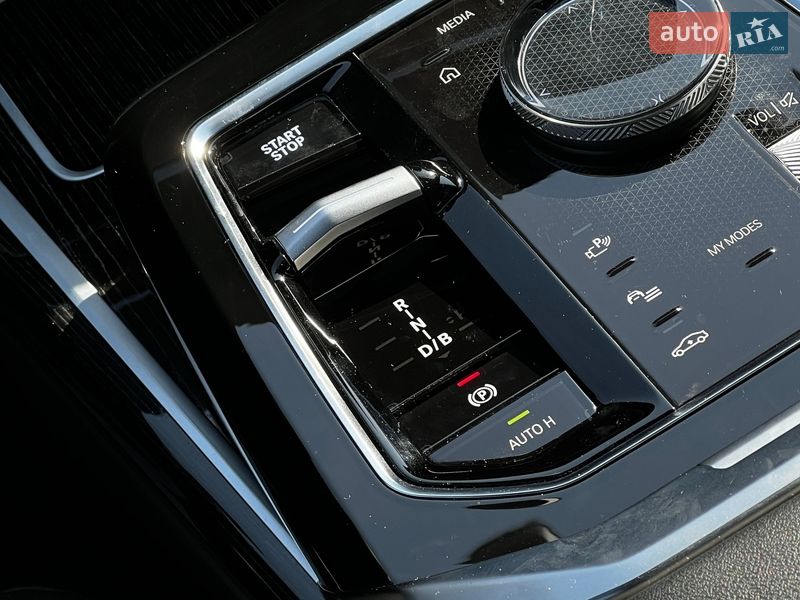 Седан BMW i7 2023 в Львове