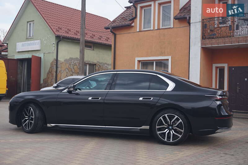 Седан BMW i7 2024 в Самборі