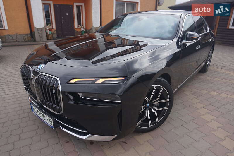 Седан BMW i7 2024 в Самборі