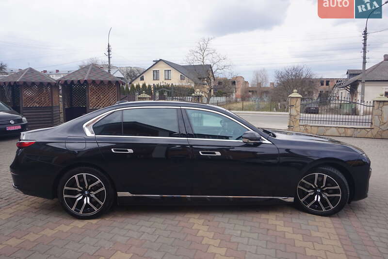 Седан BMW i7 2024 в Самборі