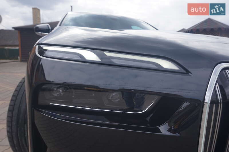 Седан BMW i7 2024 в Самборі