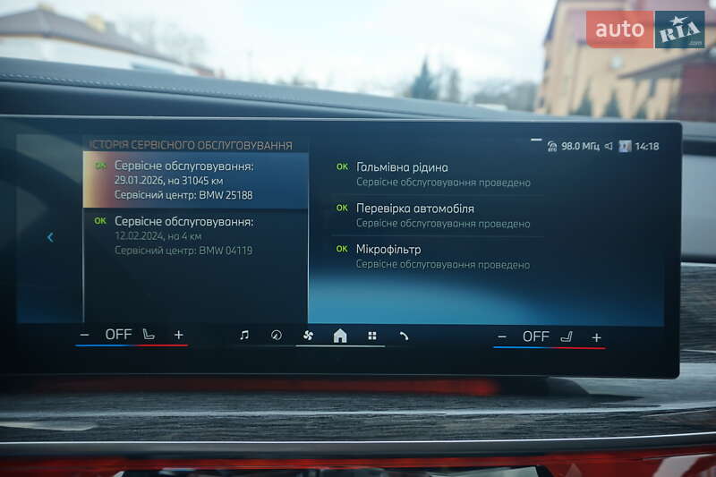 Седан BMW i7 2024 в Самборі