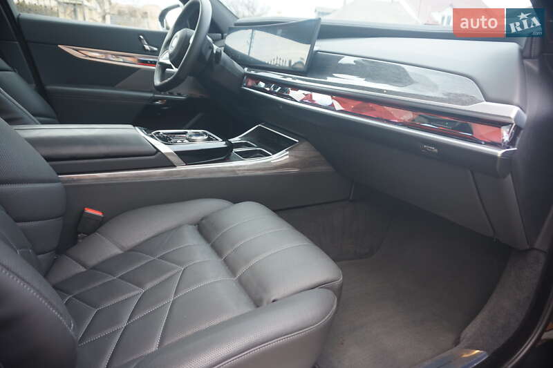 Седан BMW i7 2024 в Самборі