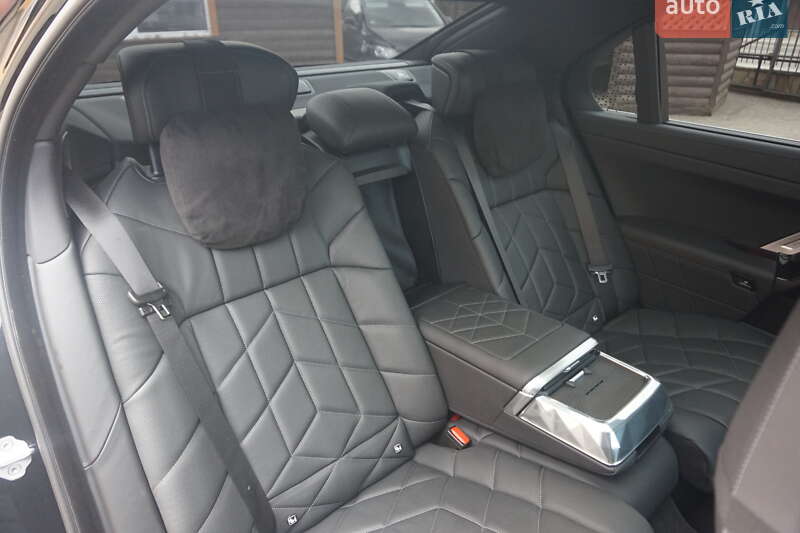 Седан BMW i7 2024 в Самборі